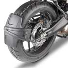 Givi RM2159KIT kit per montare il paraspruzzi in ABS nero RM02 sulla moto Yamaha Tracer 9 dal 2021.