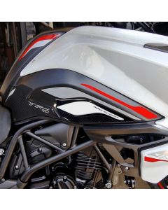 Adesivi bianchi con sfondo carbon per i fianchetti laterali della moto Benelli TRK 702 X .