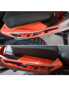 Adesivi maniglie moto Benelli TRK 702 X dal 2023 di colore rosso e carbon.