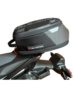 Il sistema di fissaggio Bmoto permette di montare una borsa da serbatoio SW-Motech serie PRO sul maniglione passeggero della moto BMW R 1300 GS.Il sistema di fissaggio Bmoto permette di montare una borsa da serbatoio SW-Motech serie PRO sul maniglione pas