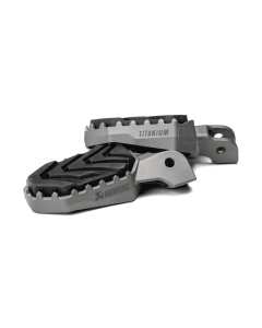 Akrapovic F-CF4T1 Adventure Footpeg Set Pedane in Titanio per CFMOTO 450MT dal 2024.
