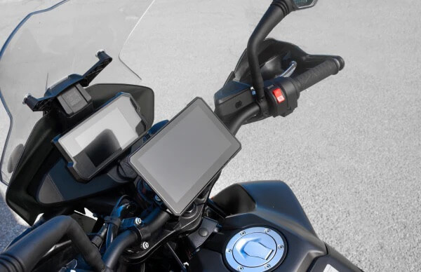 Display Interphone SYNC70 montato sulla moto. Interphone SYNC70 display 7" moto.