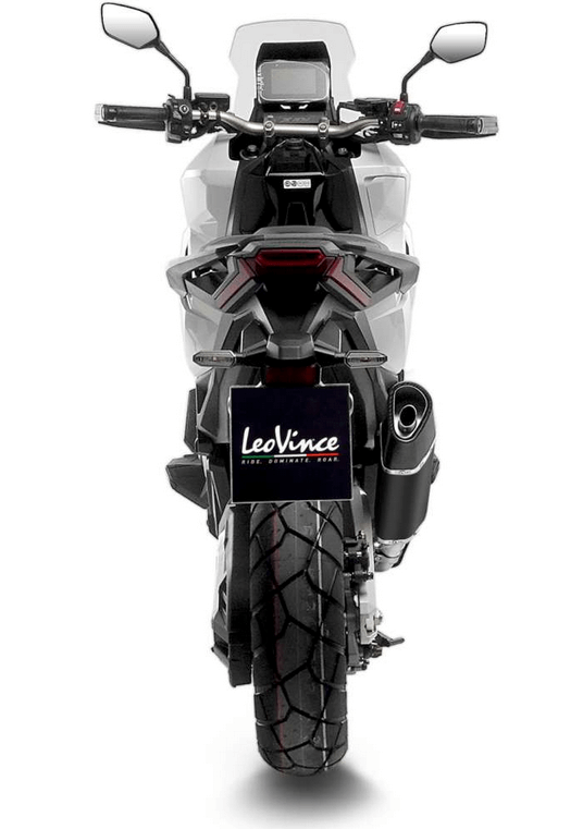 LeoVince 15614B LV-14 R scarico slip-on Black Edition omologato Honda X-ADV 750 dal 2025 in acciaio con fondello in carbonio. Vista posteriore LeoVince 15614B LV-14 R terminale nero omologato Honda X-ADV 750 dal 2025 in acciaio con fondello in carbonio.