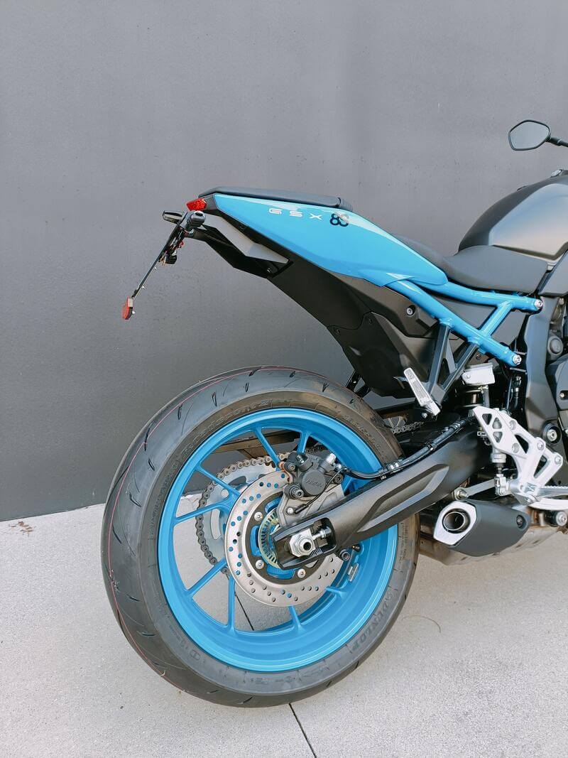 Suzuki GSX-8§S kit portatarga regolabile Lightech KTARSU118A1. Kit portatarga Lightech KTARSU118A1 per la moto GSX-8S..