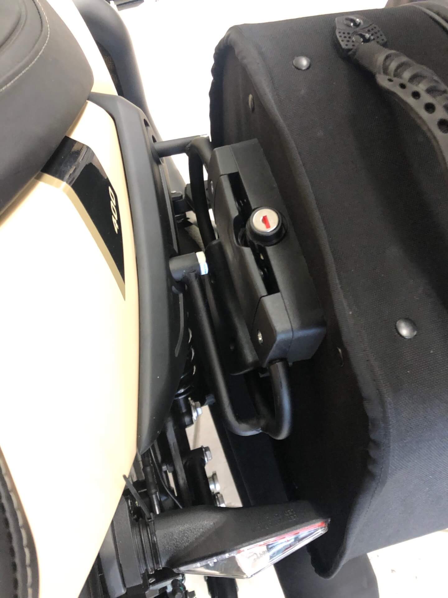 Sistema d'aggancio dei telaietti Bags & Bike alla borsa laterale.