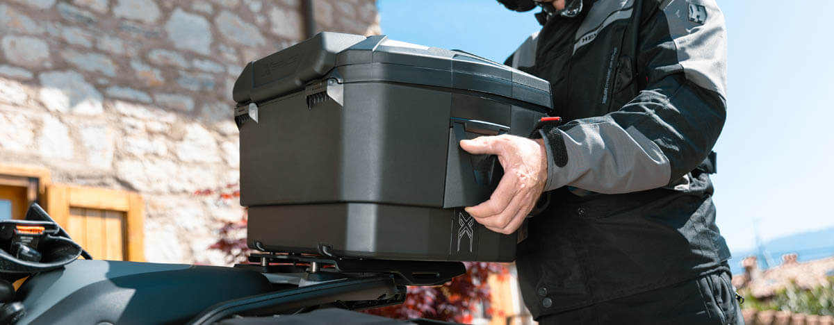 Givi bauletto moto posteriore espandibile XSPACE. Dettaglio dell'espansione del bauletto Givi XSPACE nero.