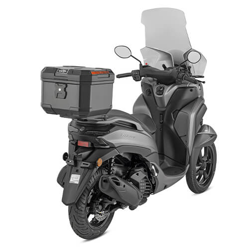 Bauletto nero monolock Kappa KB37N K’Box da 37 litri montato sullo scooter.