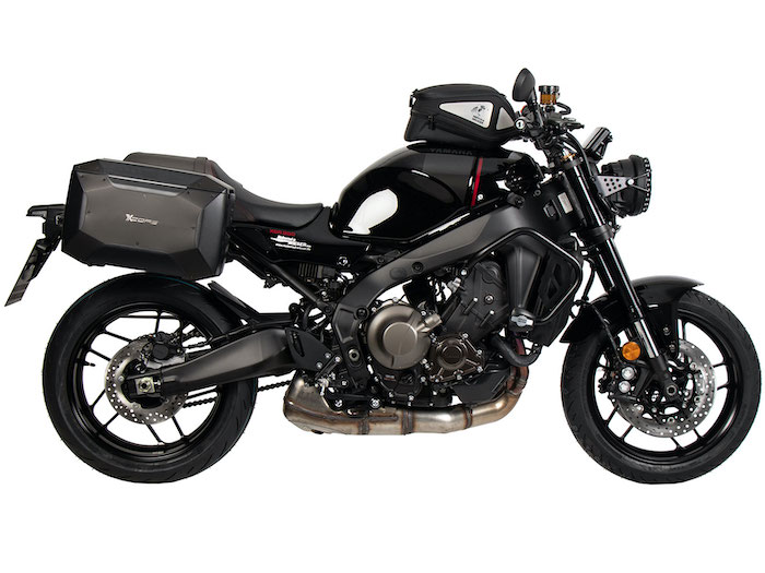 Valigie XCORE laterali nere sulla moto Yamaha XSR 900 dal 2022