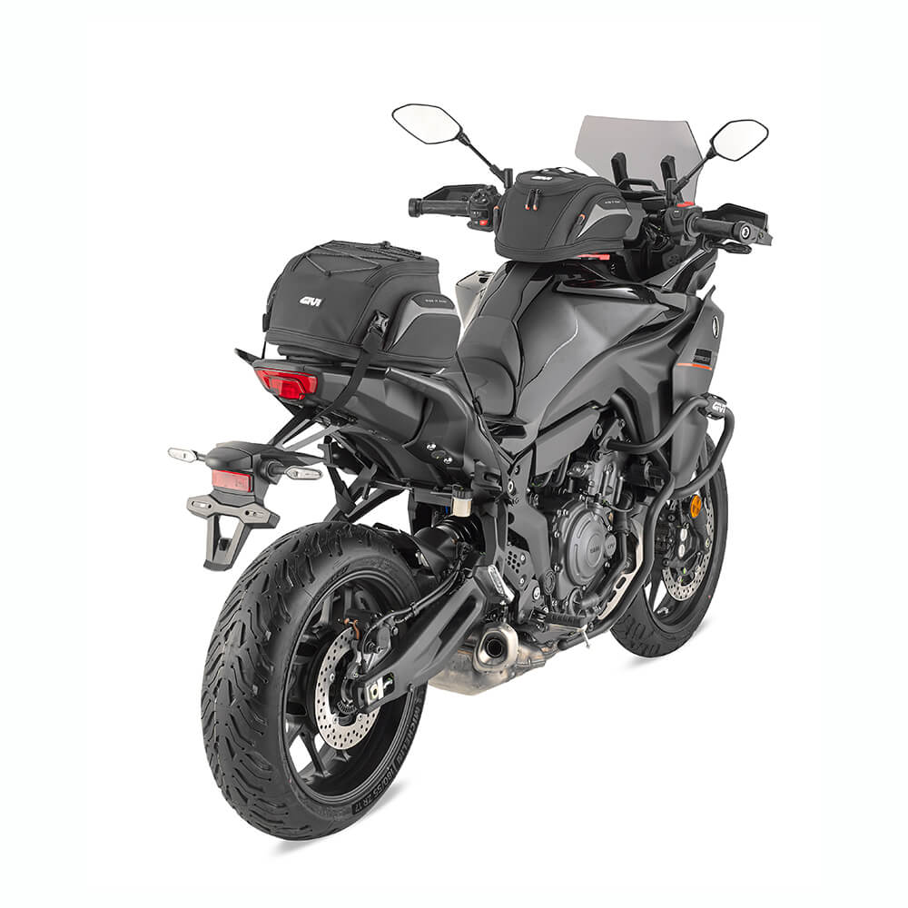 Yamaha Tracer 9 borsa da sella Givi EASY08. Borsa da sella Givi EASY08 montata sulla sella della moto Tracer 9.