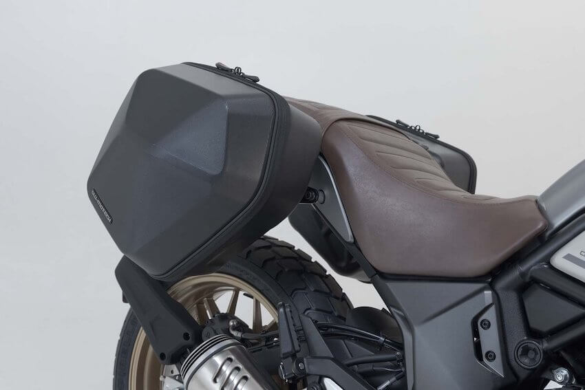 Urban ABS borsa SW-Motech montata sulla moto 700CL-X Heritage dal 2023.