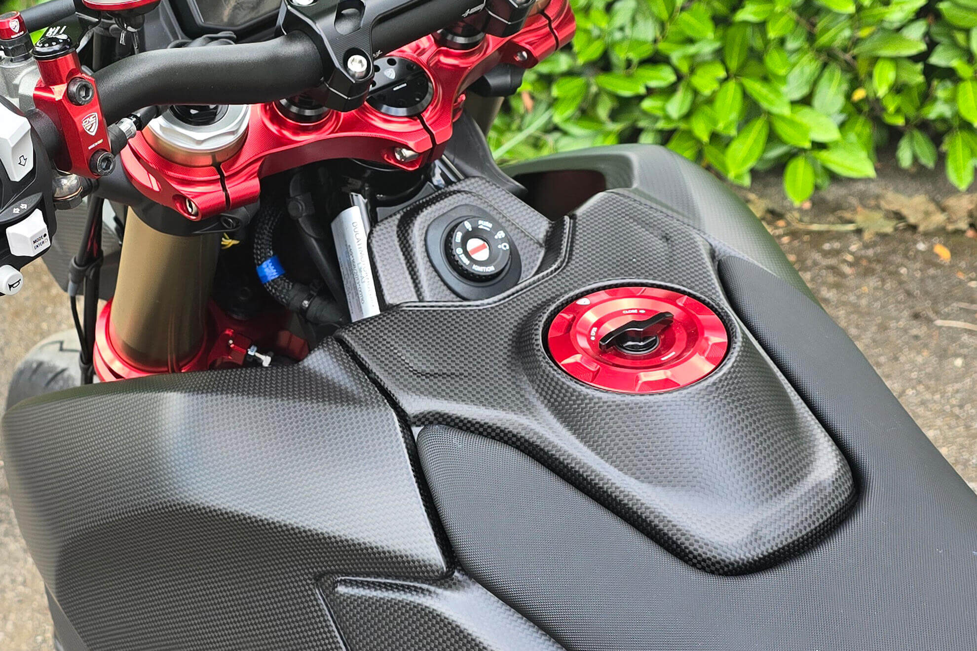 Ducati hypermotard 698 Mono cover serbatoio in carbonio. Cover serbatoio CNC racing ZA269Y in carbonio per la moto Ducati Hypermotard 698 Mono.