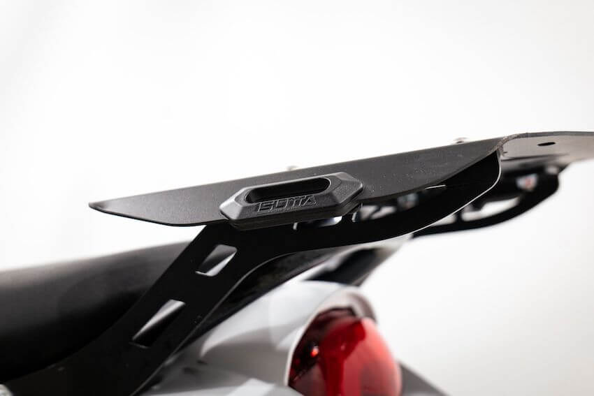 Isotta portapacchi metallico nero per la moto Ducati DesertX