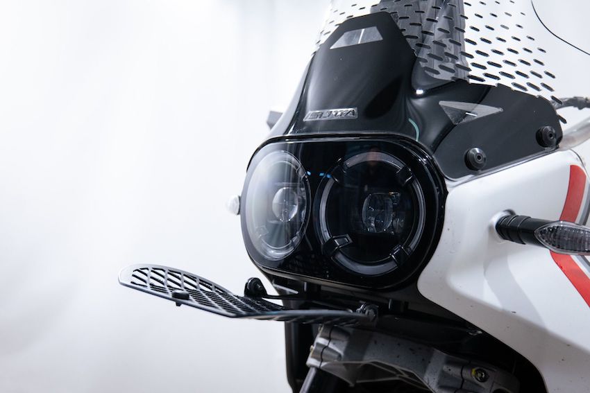Griglia faro con sistema di paertura per la pulizia Isotta PF33 specifica per la moto Ducati DesertX.