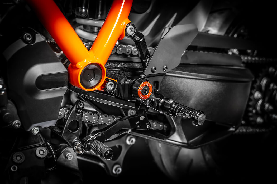 Dettaglio cambio delle pedane Gilles Tooling MUE2 per KTM 1390 Super Duke R.