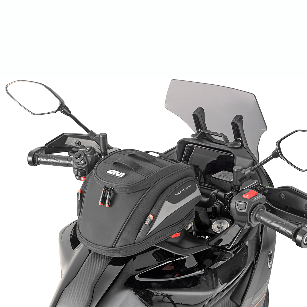 Givi EASY03 borsa da serbatoio moto espandibile. Borsa da serbatoio Givi EASY03 montata su moto.