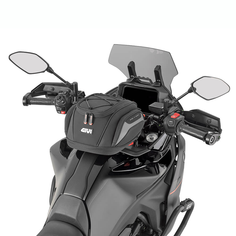 Borsa da serbatoio montata Givi EASY07 su moto con tanklock. Borsa da serbatoio tanklock Givi EASY07.