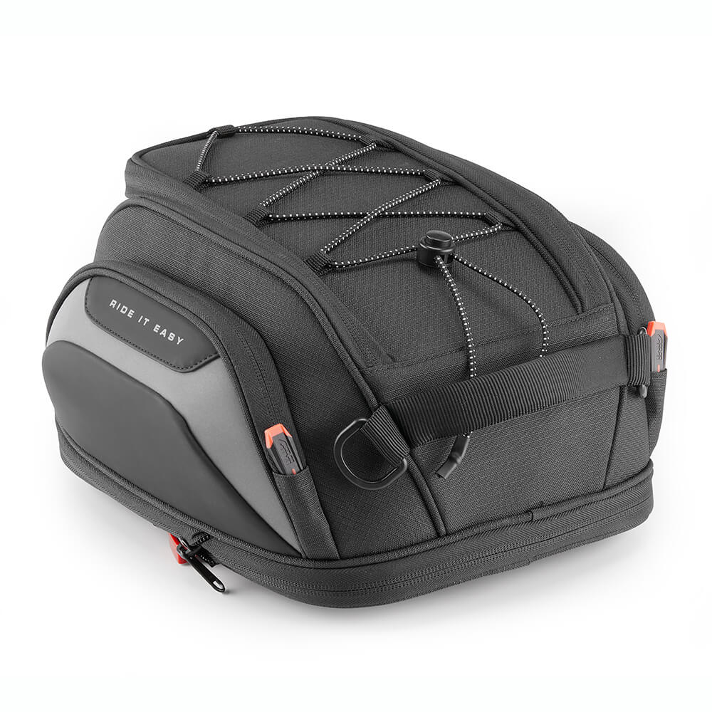 Borsa da serbatoio montata su moto seatlock Givi EASY07. Borsa da sella con aggancio seatlock Givi EASY07.