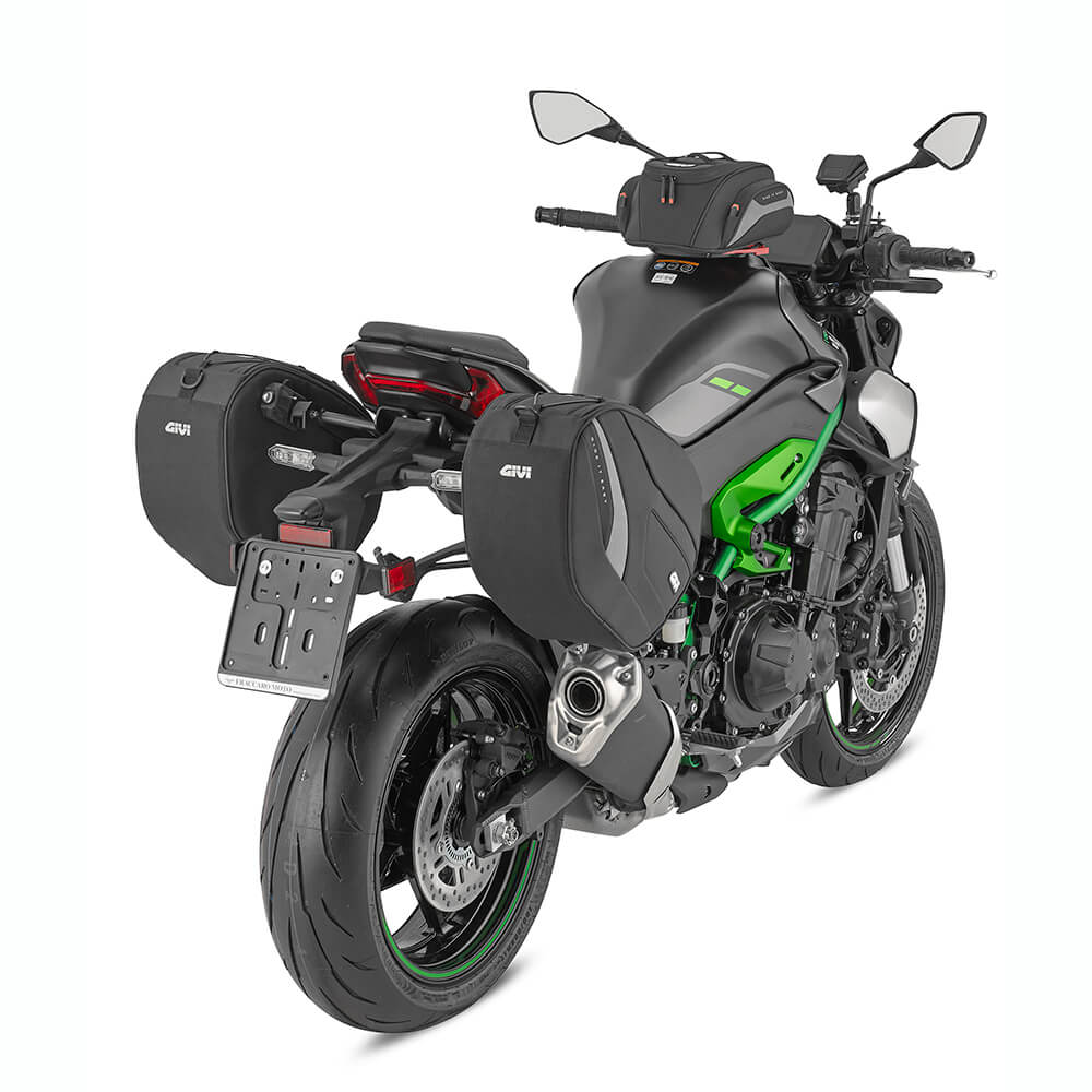 Borsa laterale Givi EASY12R montata con sistema d'aggancio stealth. Borsa moto laterale Givi EASY12R montata.