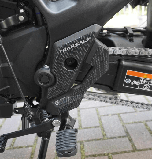 Adesivi battitacco carbon look per la moto Transalpo XL750 dal 2023.