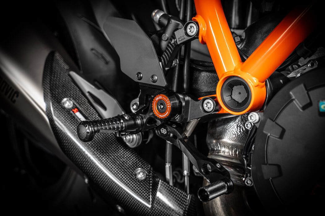 Kit pedane Gilles Tooling MUE2 per la moto KTM Super Duke 1390 R.