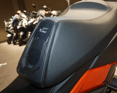 Kymco DTX 360 adesivo carbon sella centrale.