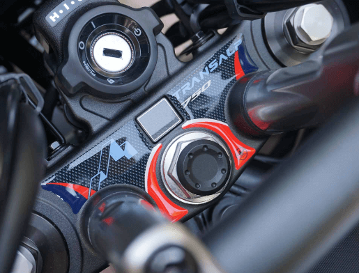 Adesivo carbon look blu rosso e bianco piastra sterzo per la moto Honda XL750 Transalp dal 2023.