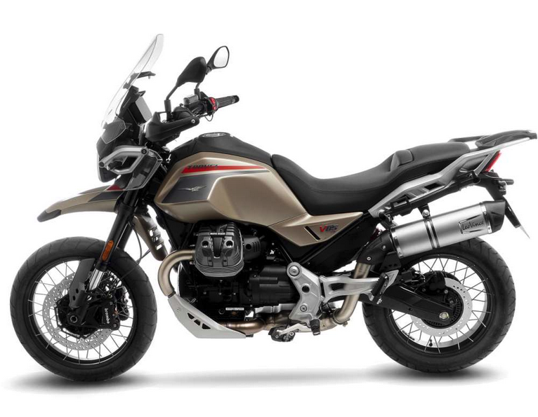 Terminale omologato Leovince 14454E serie LV One Evo per la moto Guzzi V85TT dal 2024. Vista laterale dello scarico Leovince LV One Evo montato sulla moto Guzzi V85TT dal 2024.