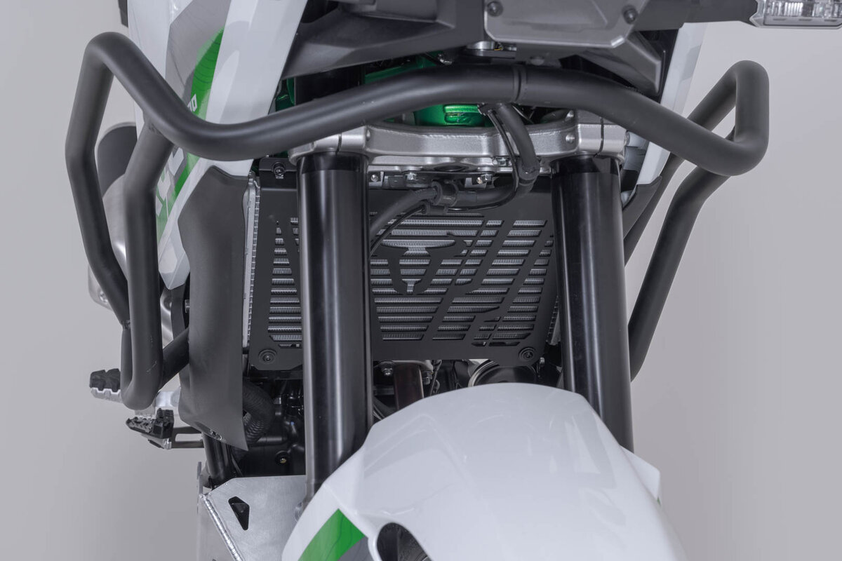 Pararadiatore SW-Motech KLS.08.084.10000/B nero per Kawasaki KLE500 dal 2026. Protezione radiatore SW-Motech KLS.08.084.10000/B.