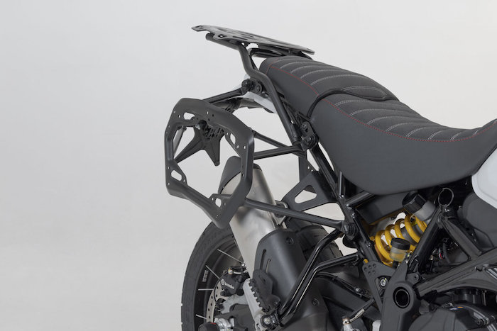 Coppia di telaietti SW-Motech Pro per valigie Trax ADv nere su moto Ducati DesertX