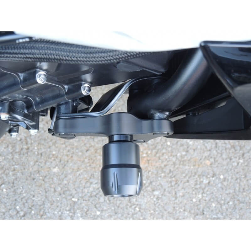Tampone paratelaio H71N-PHK specifico per la moto Honda CB1000 Hornet SP. Vista dall'alto del tamoine paratelaio più staffe montaeggio RDMOTO H71N-PHK.