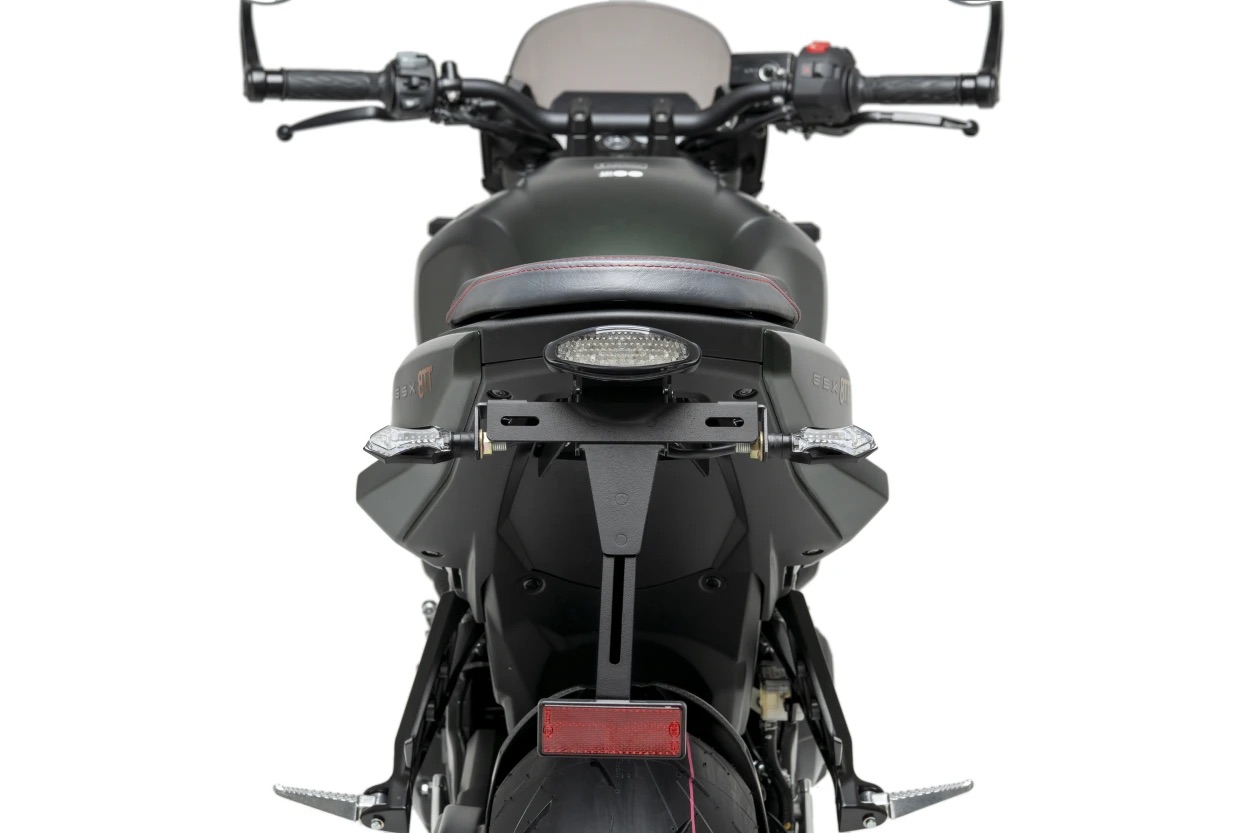 Suzuki GSX-8TT portatarga Puig 22685N vista posteriore. Vista posteriore portatarga regolabile per Suzzuki GSX-8T.