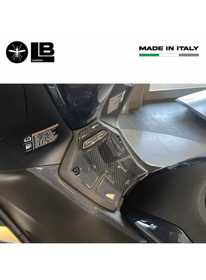 Adesivo pedana centrale carbon in resina 3D per Yamaha TMAX 5t60 dal 2022